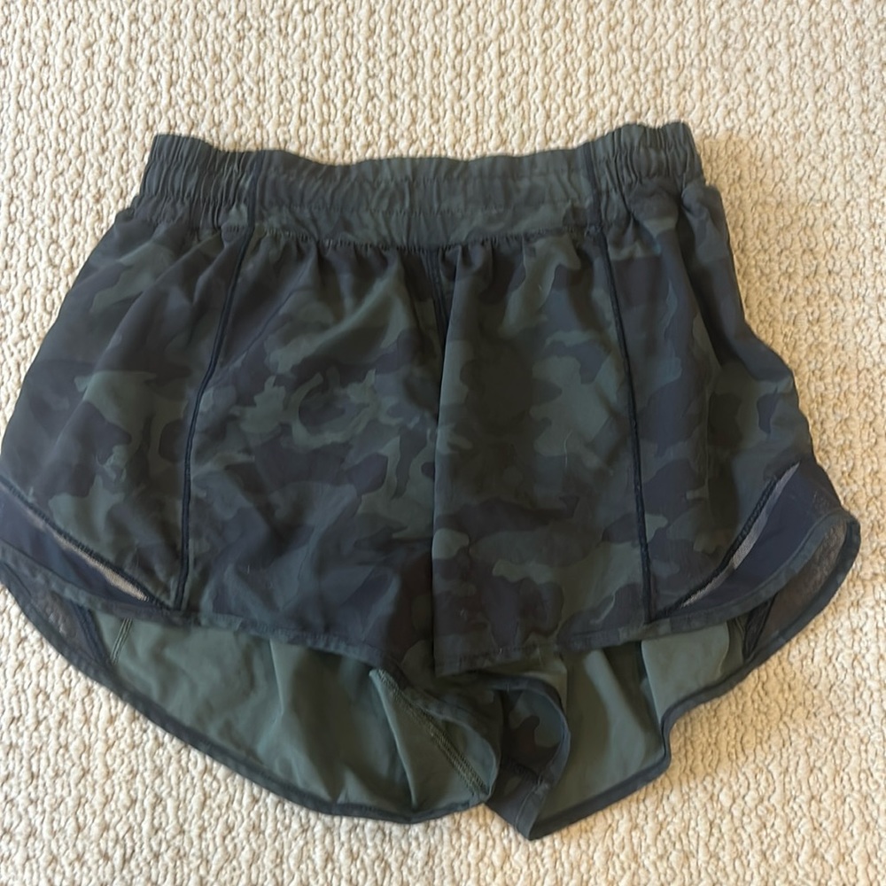 Camo Lululemon Hotty Hot Shorts - low rise 4” size 6